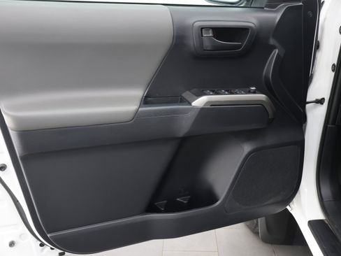 Used 2018 Toyota Tacoma SR5 AWD/4WD image 34