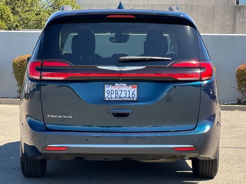 Used 2021 Chrysler Pacifica Touring w/ Uconnect Theater Family Group FWD image 8
