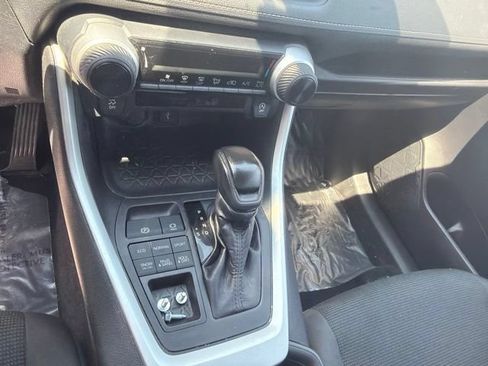 Used 2021 Toyota RAV4 LE AWD/4WD image 17