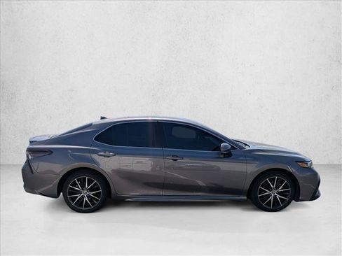 Used 2022 Toyota Camry SE FWD image 4