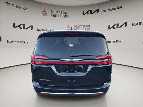 Used 2023 Chrysler Pacifica Touring-L FWD image 5