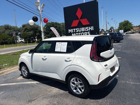 Used 2024 Kia Soul LX w/ Option Group 015 FWD image 5
