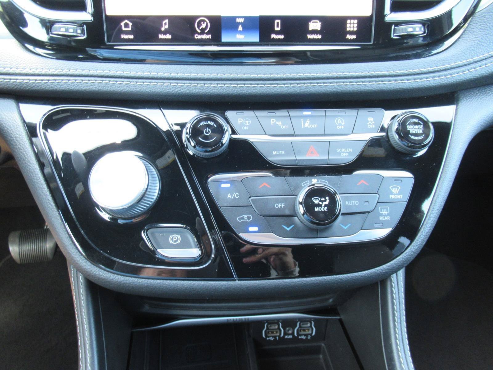 Used 2022 Chrysler Pacifica Limited w/ S Appearance Package FWD image 29
