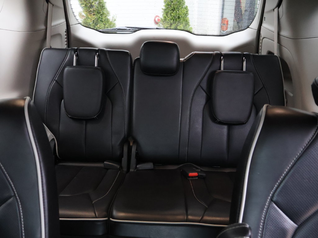 Used 2023 Chrysler Pacifica Limited FWD image 11