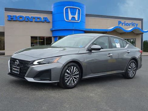 Used 2023 Nissan Altima 2.5 SV FWD image 2