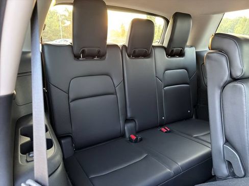 Used 2025 Nissan Pathfinder SL FWD image 17