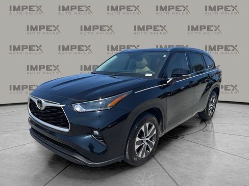 Used 2021 Toyota Highlander XLE FWD image 1