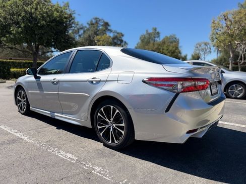 Used 2018 Toyota Camry SE FWD image 3
