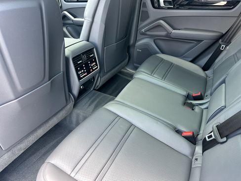 Certified 2022 Porsche Cayenne S AWD/4WD image 21