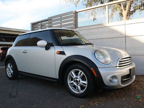 Used 2011 MINI Cooper Hardtop image 2