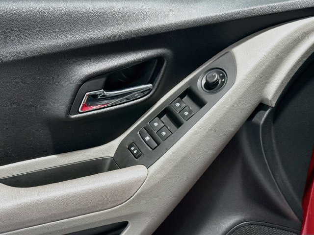 Used 2015 Chevrolet Trax LS AWD/4WD image 16