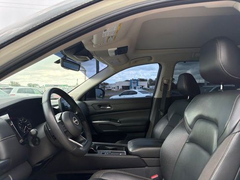 Used 2024 Nissan Pathfinder SL w/ SL Premium Package FWD image 16