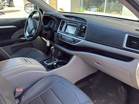 Used 2018 Toyota Highlander LE AWD/4WD image 6