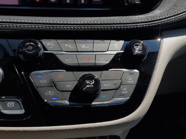 Certified 2024 Chrysler Pacifica Touring-L AWD/4WD image 30