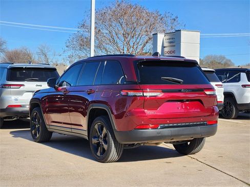 Used 2023 Jeep Grand Cherokee Altitude image 5