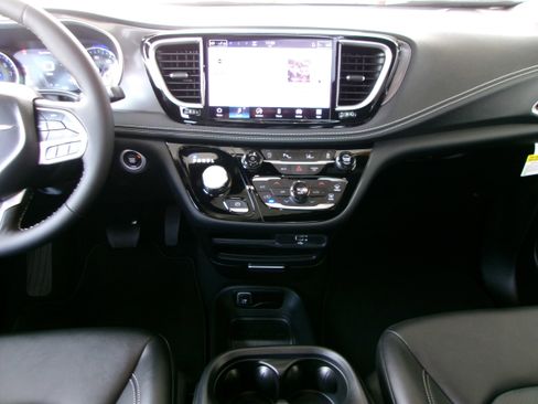 New 2026 Chrysler Pacifica Select image 14
