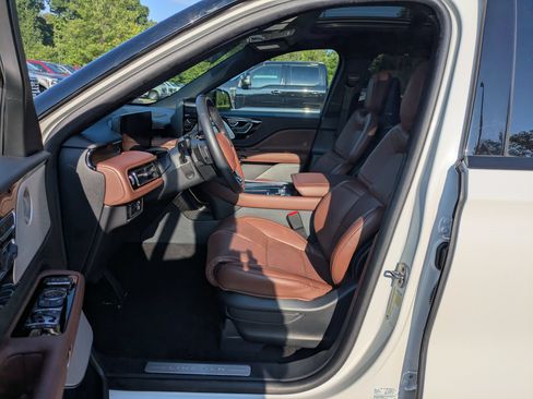 Used 2025 Lincoln Aviator Reserve w/ Equipment Group 201A AWD/4WD image 12