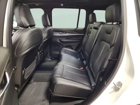 Used 2025 Jeep Grand Cherokee Limited w/ Black Appearance Package AWD/4WD image 24