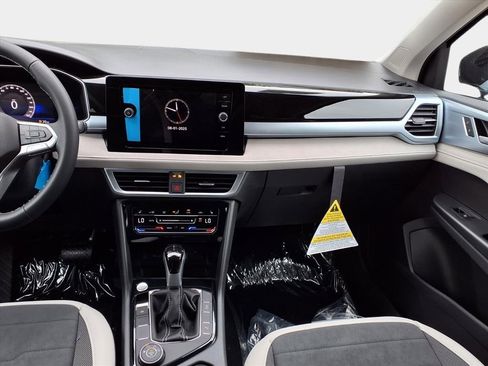 New 2025 Volkswagen Taos SE image 15