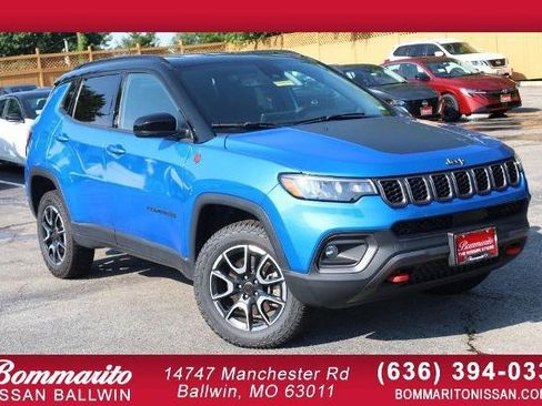 Used 2025 Jeep Compass Trailhawk w/ Trailer Tow Group AWD/4WD image 1