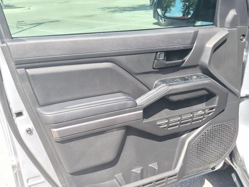 Certified 2025 Toyota Tacoma SR5 AWD/4WD image 10