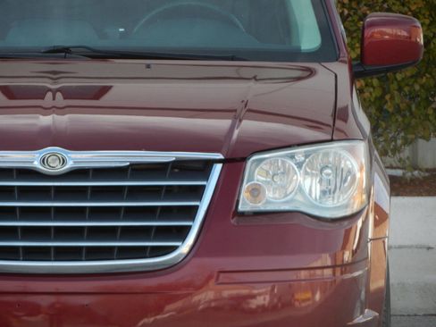 Used 2010 Chrysler Town & Country Touring Plus image 8