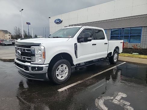 Used 2025 Ford F350 XLT image 3