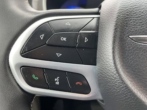 Used 2022 Chrysler Pacifica Touring-L image 20