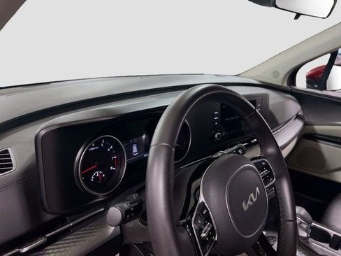 Certified 2024 Kia Carnival LX image 9