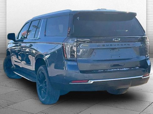 Used 2025 Chevrolet Suburban LT image 9