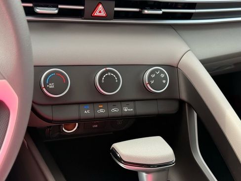New 2025 Hyundai Elantra SE image 23