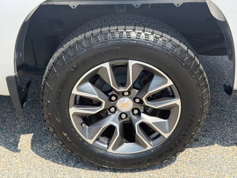 Certified 2022 Chevrolet Silverado 1500 LT AWD/4WD image 12