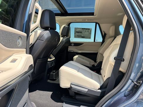 New 2027 Lincoln Navigator Reserve AWD/4WD image 21