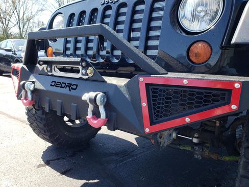 Used 2013 Jeep Wrangler Unlimited Sahara AWD/4WD image 10