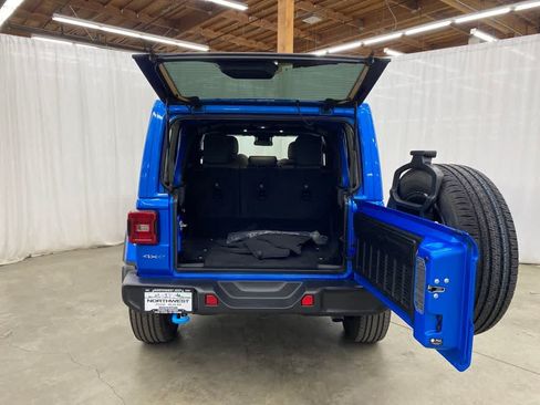 Used 2024 Jeep Wrangler Unlimited Sahara AWD/4WD image 29