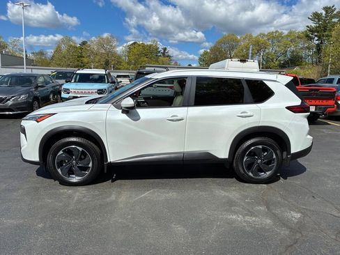 Certified 2024 Nissan Rogue SV w/ SV Premium Package AWD/4WD image 4