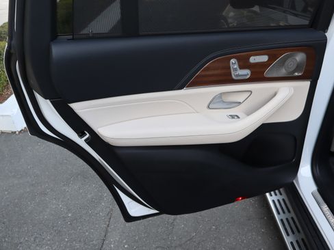 Used 2024 Mercedes-Benz GLS 580 4MATIC image 32