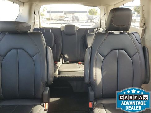 Used 2017 Chrysler Pacifica Touring-L w/ Tire & Wheel Group image 14