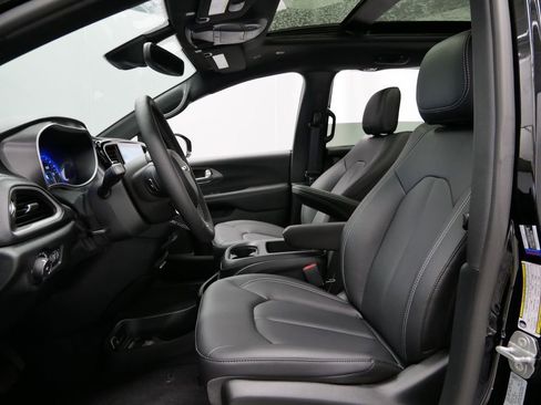 New 2026 Chrysler Pacifica Select image 3
