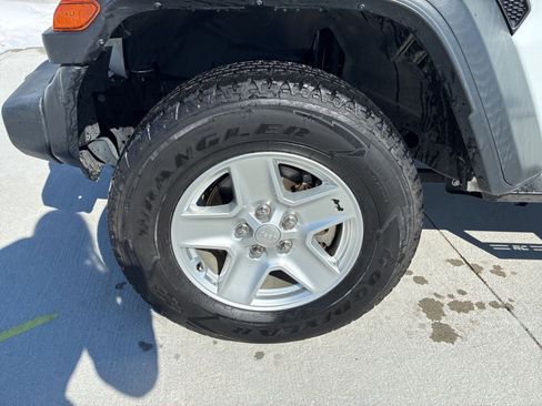 Used 2020 Jeep Gladiator Sport w/ Quick Order Package 24S image 12