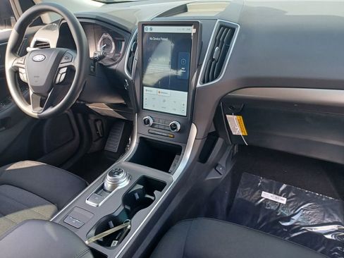 Used 2024 Ford Edge SE image 8