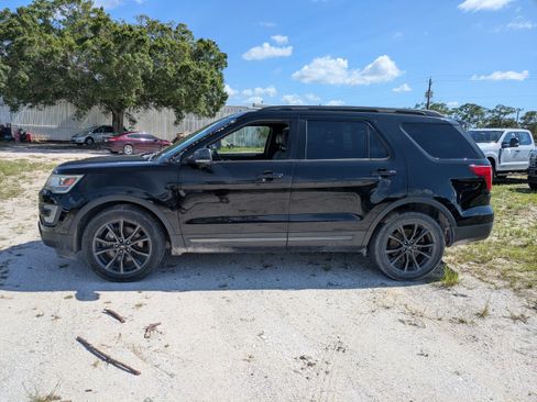 Used 2017 Ford Explorer XLT w/ Equipment Group 202A FWD image 7
