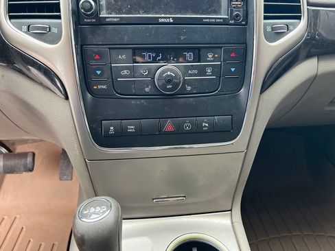 Used 2013 Jeep Grand Cherokee Laredo AWD/4WD image 29