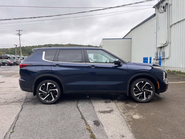 Used 2024 Mitsubishi Outlander AWD image 3