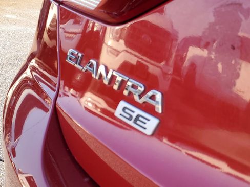 Used 2017 Hyundai Elantra SE image 31