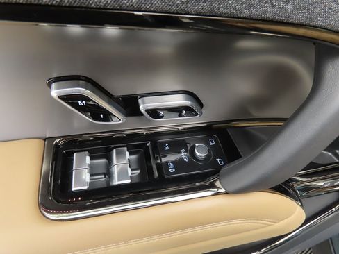 Used 2025 Land Rover Range Rover Sport SE image 23