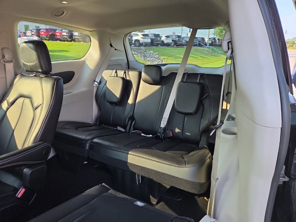 Used 2024 Chrysler Pacifica Touring-L FWD image 10
