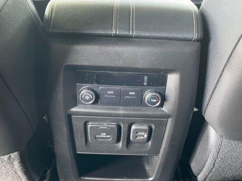 Used 2022 Chevrolet Traverse LT w/ LT Premium Package image 19