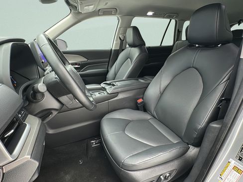 Used 2025 Toyota Grand Highlander AWD image 14
