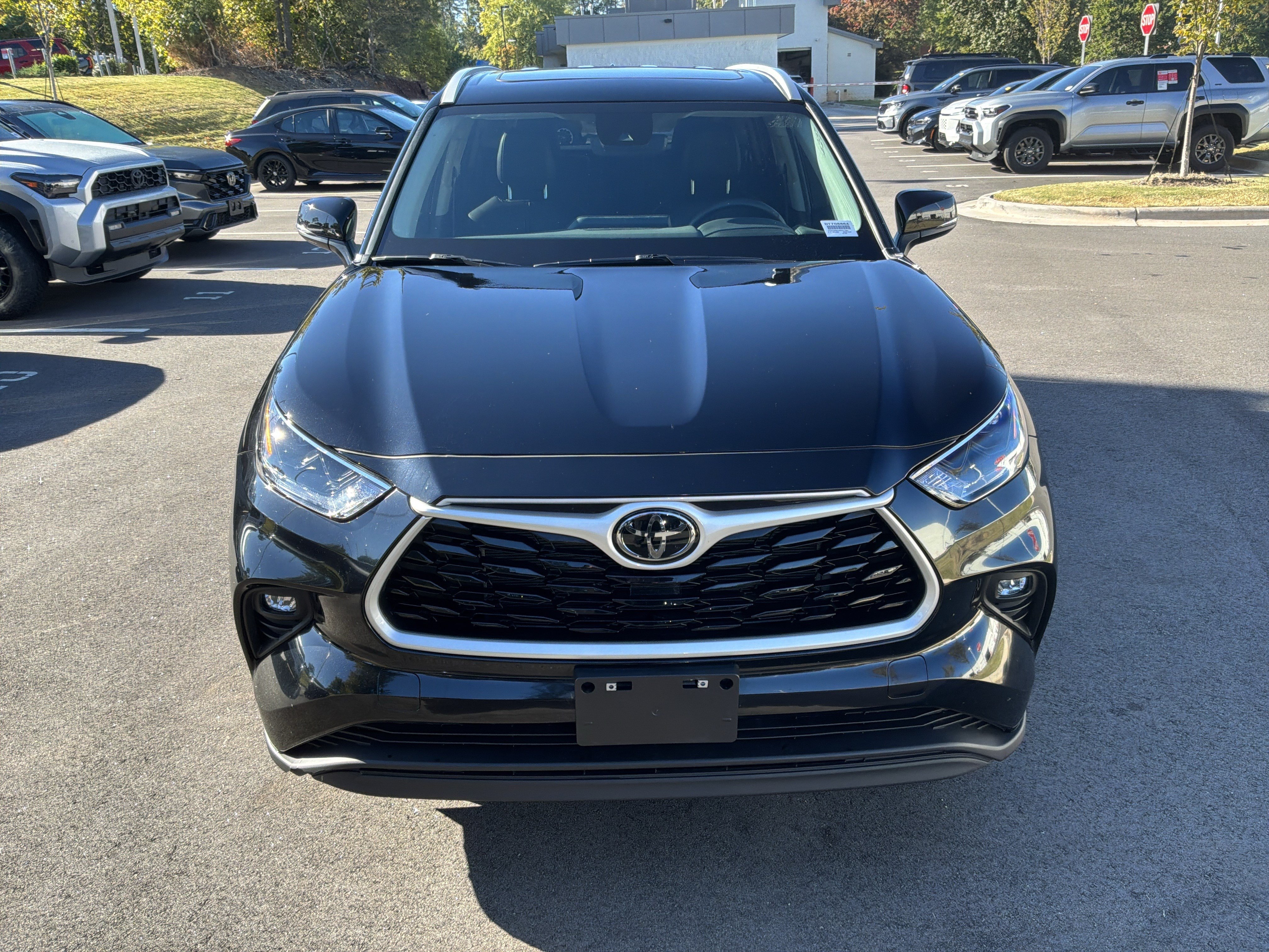 Used 2024 Toyota Highlander XLE AWD/4WD image 3